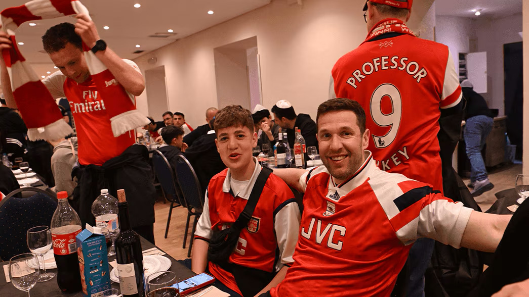 JewishGooners's tweet image. What a night! And for Jewish Gooners the day began with a very special Kosher for Pesach pre-match meal. Thanks to all those involved in making it happen and see you in Paris.
Read 👉 arsenal.com/news/celebrati…