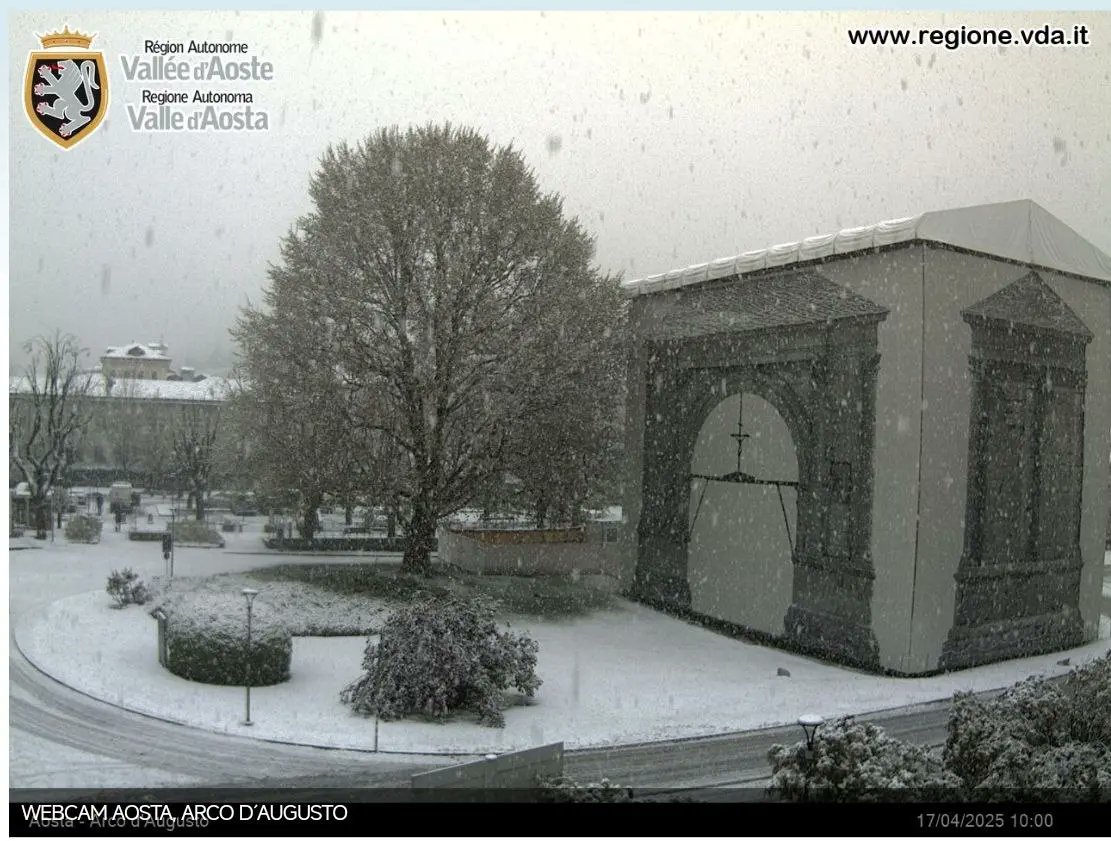 Un’eccezionale nevicata sta interessando le Alpi occidentali: tra Italia, Francia e Svizzera scenari tipicamente invernali. La neve è scesa fino a bassa quota in Valle d’Aosta: ad Aosta nevica copiosamente con temperatura sottozero a 580 metri di altitudine sul livello del mare.