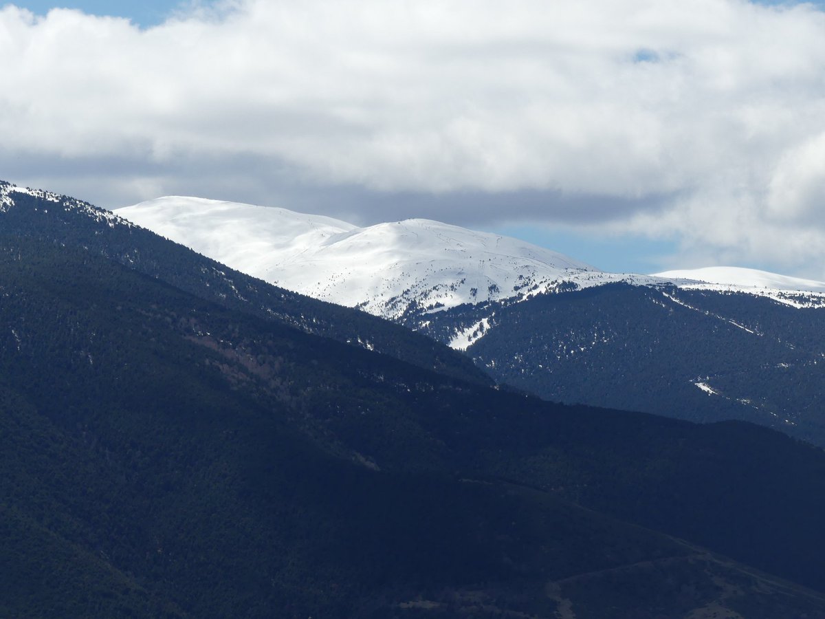 Meteo_Pyrenees's tweet photo. Depuis la Cerdagne française, les crêtes frontières avec l'Espagne sont bien "gavées" en cette mi-avril pour le plus grand bonheur des skieurs de rando #cambredaze #finestrelle #puigmal #sierradecadi #lamolina #masella @VenCC @FontRomeuP2000 https://t.co/4kcSd718Qp