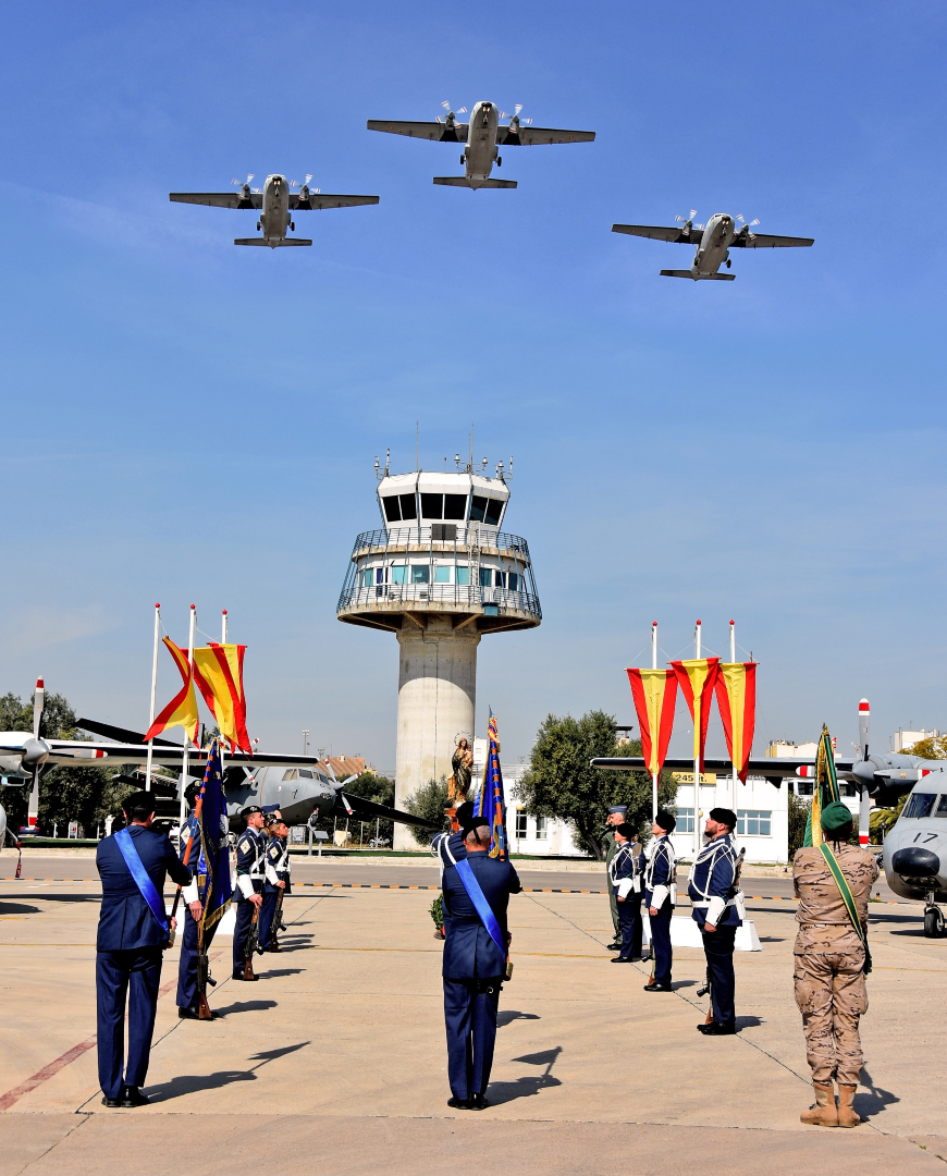 EjercitoAire's tweet photo. ¡Buenos días, aviadores! 🙋

Con este sobrevuelo en formación de los T12-B Aviocar durante el Homenaje a los Caídos os deseamos un feliz jueves santo.😉

 “Nunca tan pocos lanzaron a tantos”. https://t.co/n0m579h6gM