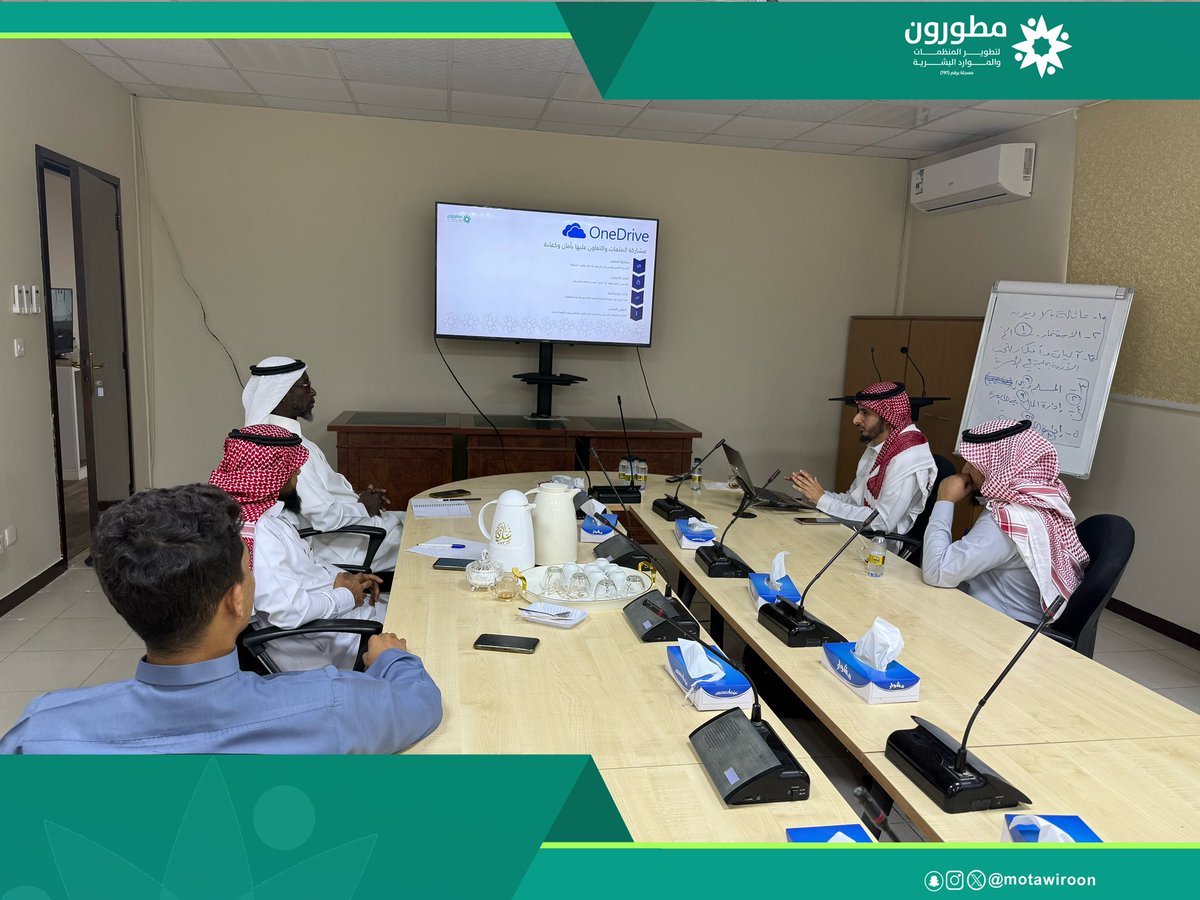 ضمن إطار برنامج نقل وتبادل المعرفة التي ينفذها مركز الخدمات المشتركة بجمعية #مطورون عقدت ورشة تطبيقية حول استخدام تطبيق OneDrive ودوره في تسهيل اجراءات العمل في الجمعية وقد أدار هذه الورشة مدير المشاريع بالجمعية أ. يحيى صهلولي بحضور فريق العمل في المركز.
 #مركز_الخدمات_المشتركة