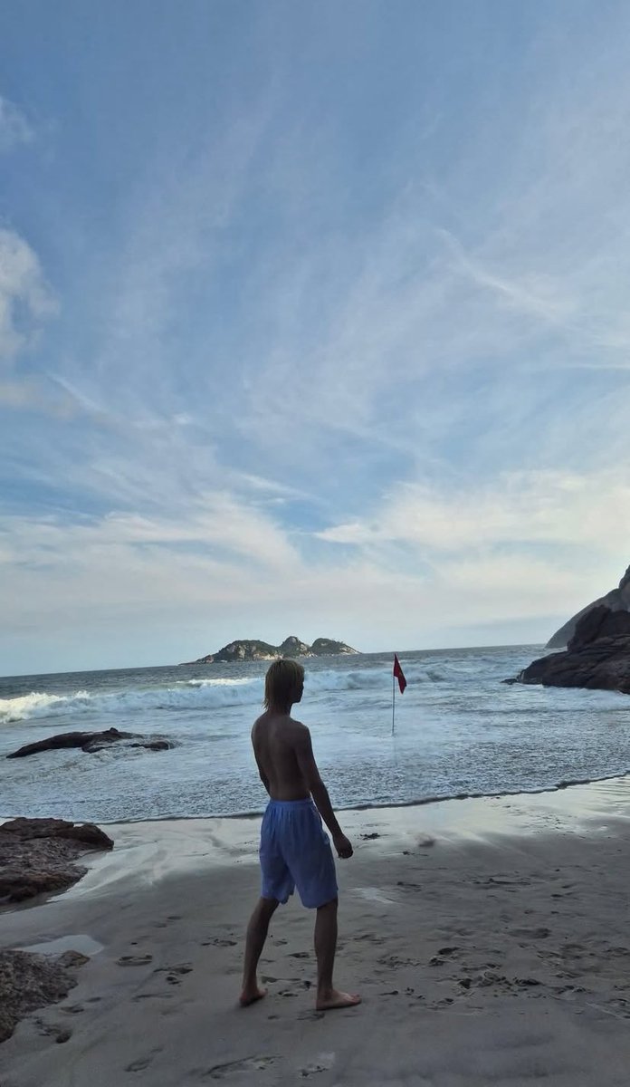 lkminkitty's tweet image. NEM TUDO É SOBRE VOCÊ MAS TUDO É SOBRE LEE FELIX POSTANDO STORY DELE NA PRAIA DO RIO PQP