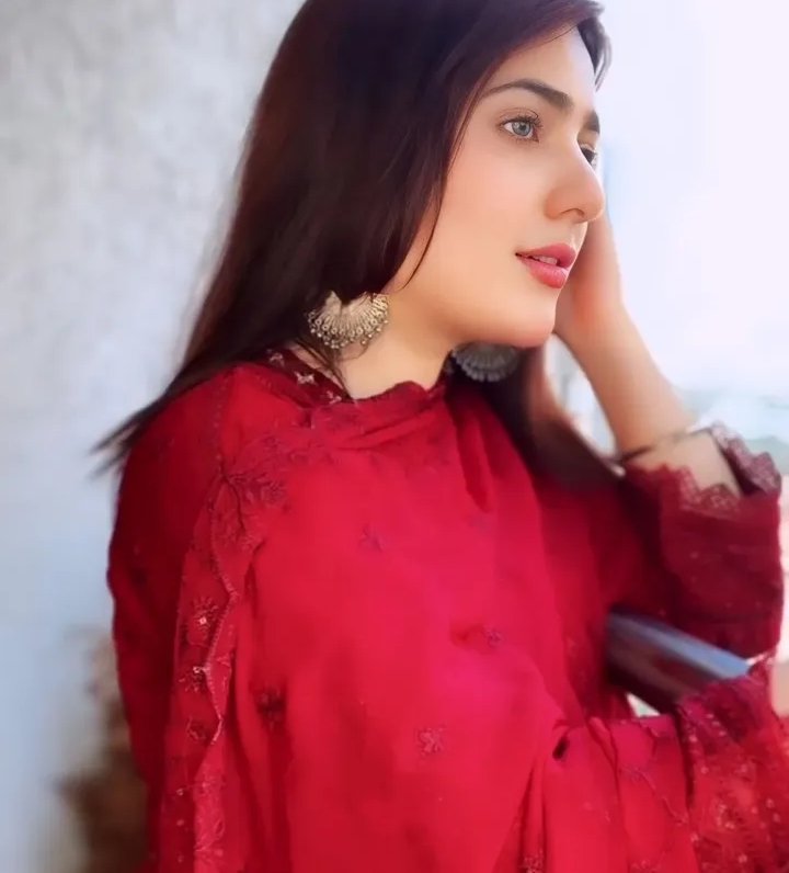 وہ مرد بنو جسے عورت چاہے 
وہ نہیں جسے ہر عورت چاہیے ۔
🔥