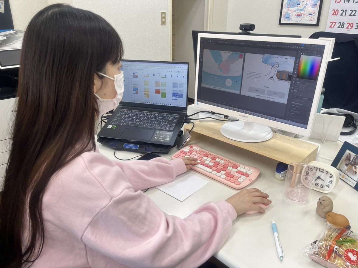 satou_infinity's tweet photo. ペットのマーモット達に見守られながら
サイトを制作中...🧐順調ですね！ファイトです！
＃佐藤インフィニティ研修中
＃今日のマウスは間違えていない https://t.co/CewvTkED1x