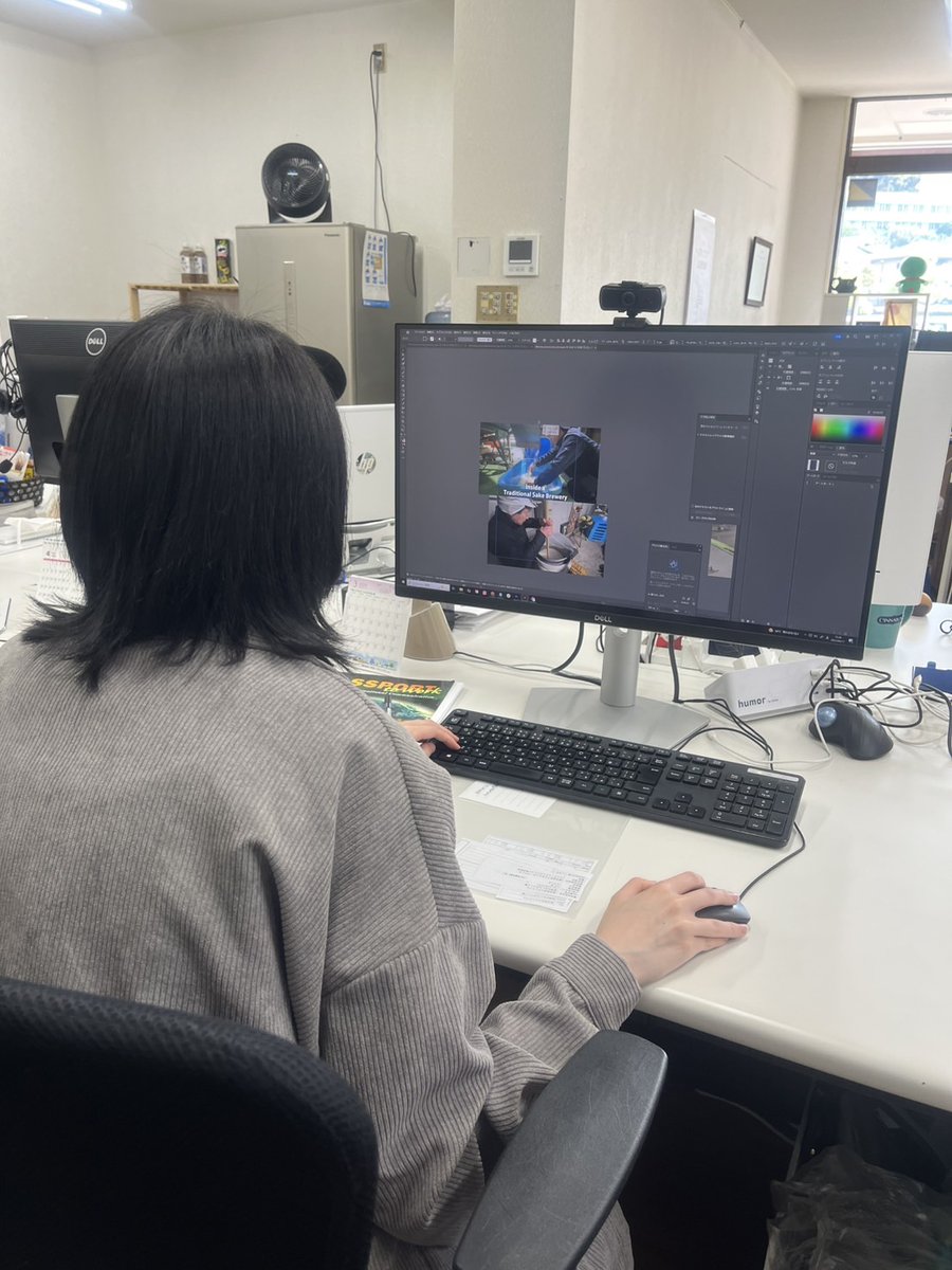 satou_infinity's tweet photo. イトヤンは動画��サムネを制作中！
ふむふむ...勉強になります😌
＃佐藤インフィニティ研修中 https://t.co/Hn6kEZJVtD