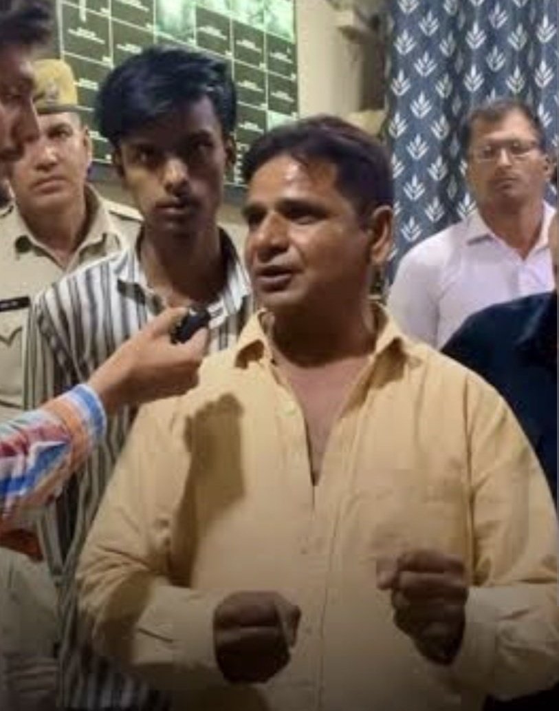ईमान बड़ा या पैसा? यह सवाल आए तो अक्सर लोग पैसे पर गिर जाएंगे मगर

जोधपुर में ऑटो रिक्शा चालक लाल मोहम्मद ने ईमान को बड़ा रखा है,

एक व्यक्ति अपनी पत्नी के आभूषणों से भरा बैग लेकर जा रहा था, इस बैग में 18 तौला सोने के आभूषण थे और कुछ रकम भी थी,

वह बैग रास्ते में गिर जाता है, वह