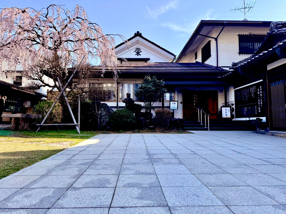 FuruPla1979_720's tweet photo. 歴史ある漆器店様で、
今ではどう作ったのか分からない高級漆器！
現在失われた職人の技が手掛けた高級小物入れなどが見られます！😄
高級車が買える程の物も展示されています🫣

知る人ぞ知る会津の歴史館！
公式HPもございますので「鈴善漆器店」で検索して、是非チェックしてみて下さい😄 https://t.co/gBcIJNWfcK