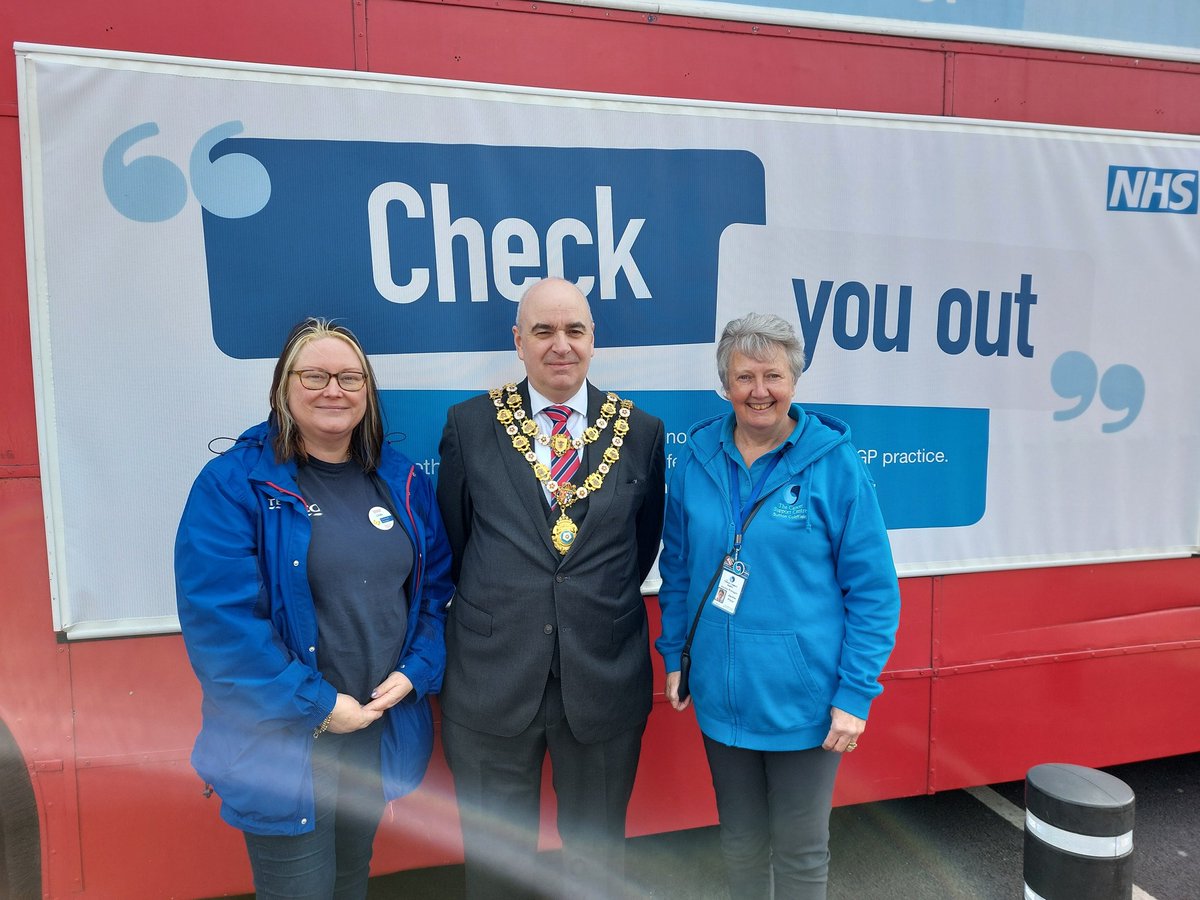 Mayor_RoyalSC's tweet image. The Mayor visited the Cancer Bus yesterday and meet @suttoncancersup and @NHSBSol. 

Specialists were on hand offering free health checks and offering advice what to look out for so we can catch any cancer early by taking part in any screening available.
