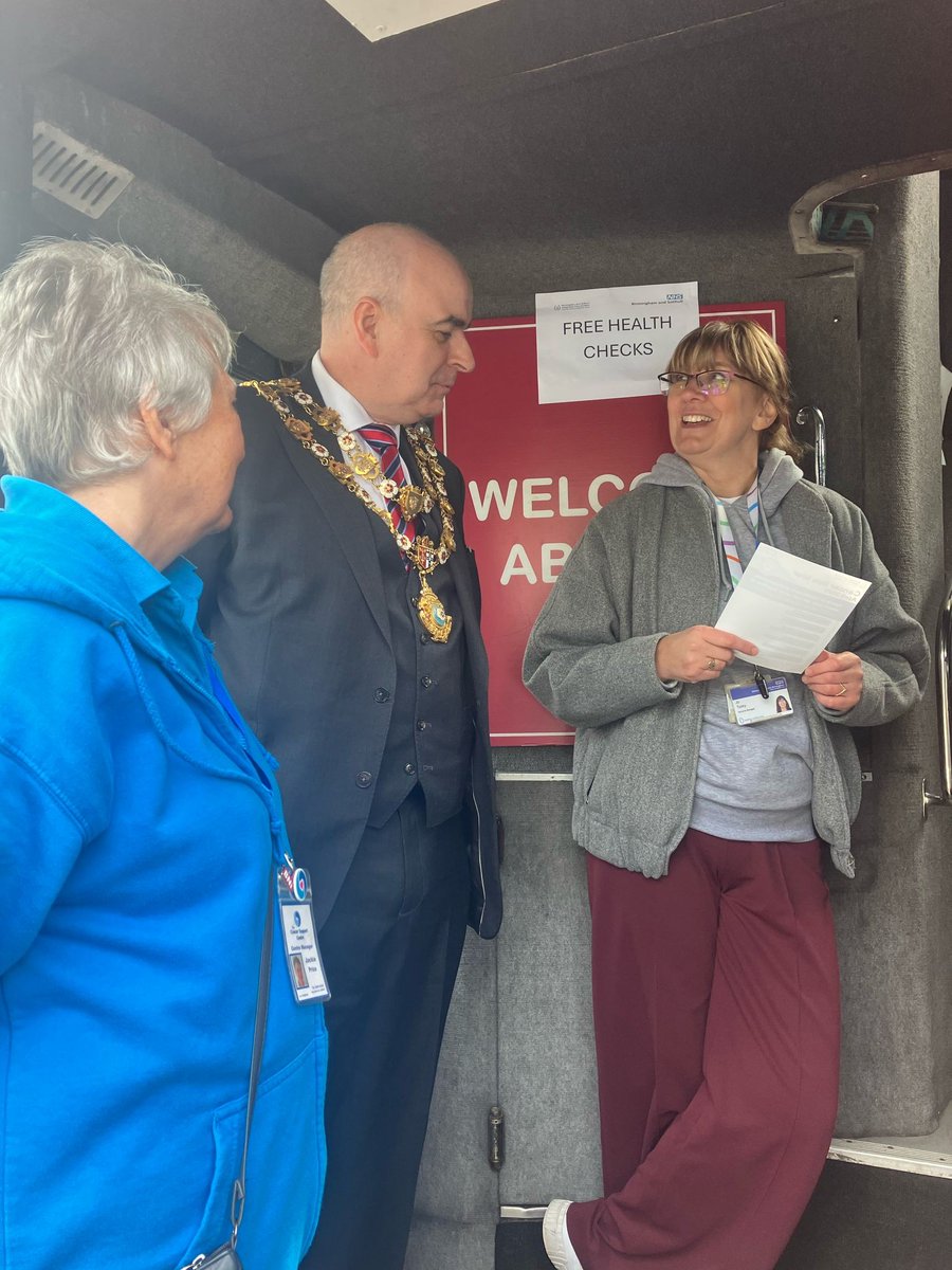 Mayor_RoyalSC's tweet image. The Mayor visited the Cancer Bus yesterday and meet @suttoncancersup and @NHSBSol. 

Specialists were on hand offering free health checks and offering advice what to look out for so we can catch any cancer early by taking part in any screening available.