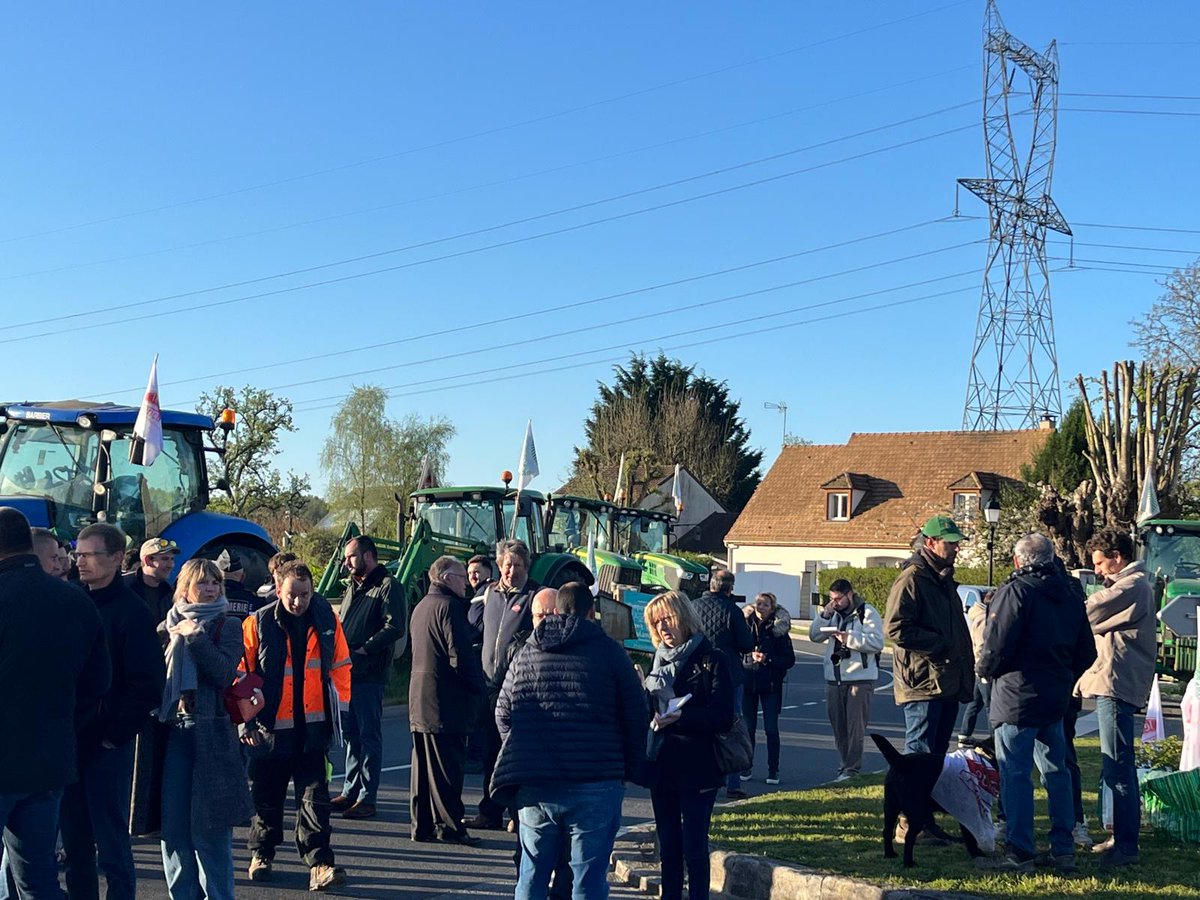 FDSEAIDF's tweet photo. 🚨 🚜 À QUAND LES ACTES ? Visite de deux ministres à l'OFB ce 17 avril @AnnieGenevard et @AgnesRunacher sans que le monde agricole soit convié. Une provocation de plus. Ras le bol d'attendre des réponses concrètes ! #Agriculture https://t.co/Dnz00YbQqM