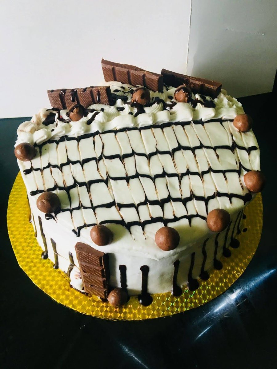 Since today is Thursday, throwback to this cake I made with white butter 6 years ago .People loved it but I wept over it😂

Nobody told me white butter was not the best so it kept falling apart so much that I was just praying it won’t fall apart at the venue😂😂