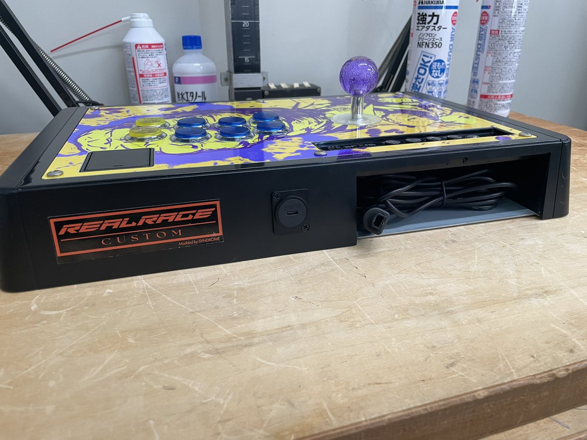 燃えジャスプレイヤーのみっとさんからアケコンカスタムの依頼を頂き制作しました
RAP Nをベースに天板デザイン変更とドリキャスを含む他機種対応化をご希望だったので
GP2040-CE + COSMOX Booter 5 + MaplePadを導入させて頂きました
天板イラストはいさかさん(<a href="/burning_isaka/">B-いさか</a> )によるものです