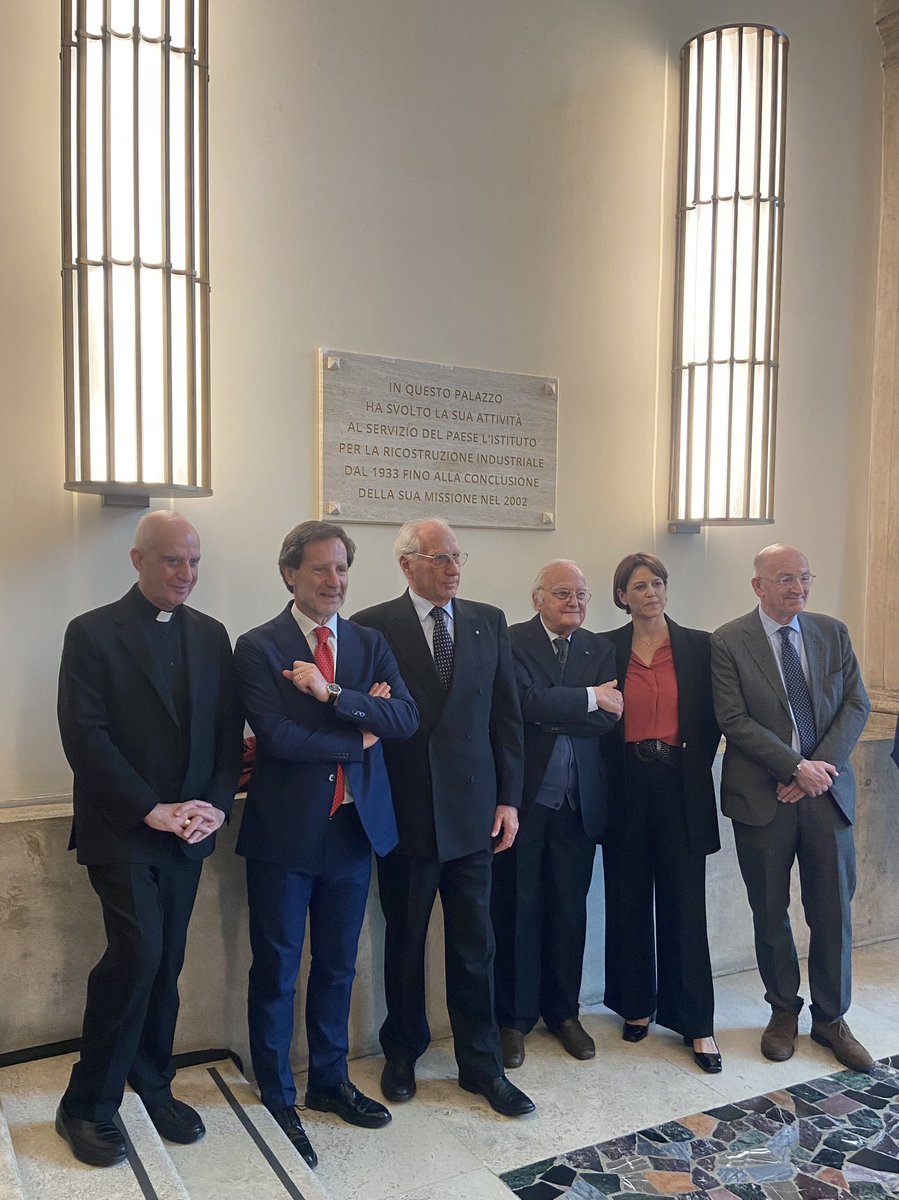 IRI, 1933-2002: scoprimento del marmo, in ricordo, alla storica sede di via Vittorio Veneto.