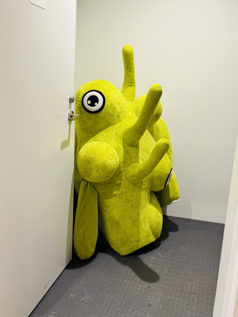 万博に行って、チェコ🇨🇿のパビリオンで レネたんのぬいぐるみ9000円