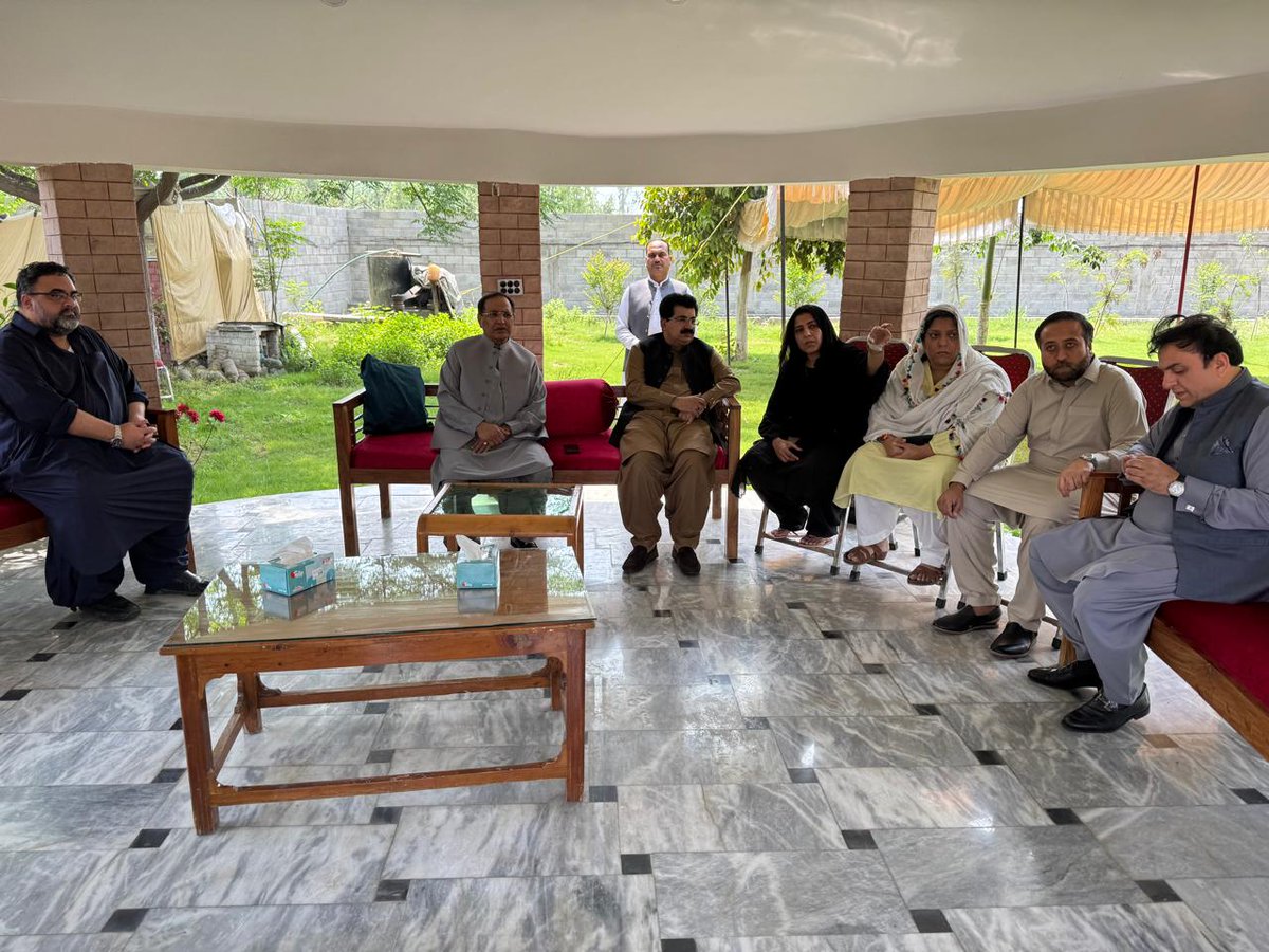 چارسدہ میں پیپلز پارٹی کی سینیٹر پلوشہ خان کی رہائش  گاہ پر انکے والد کے انتقال پر تعزیت کی اور کچھ وقت غمزدہ خاندان کے ساتھ گزرا۔ 
سینیٹر محمد عبدالقادر اور دلاور خان بھی ہمراہ تھے.