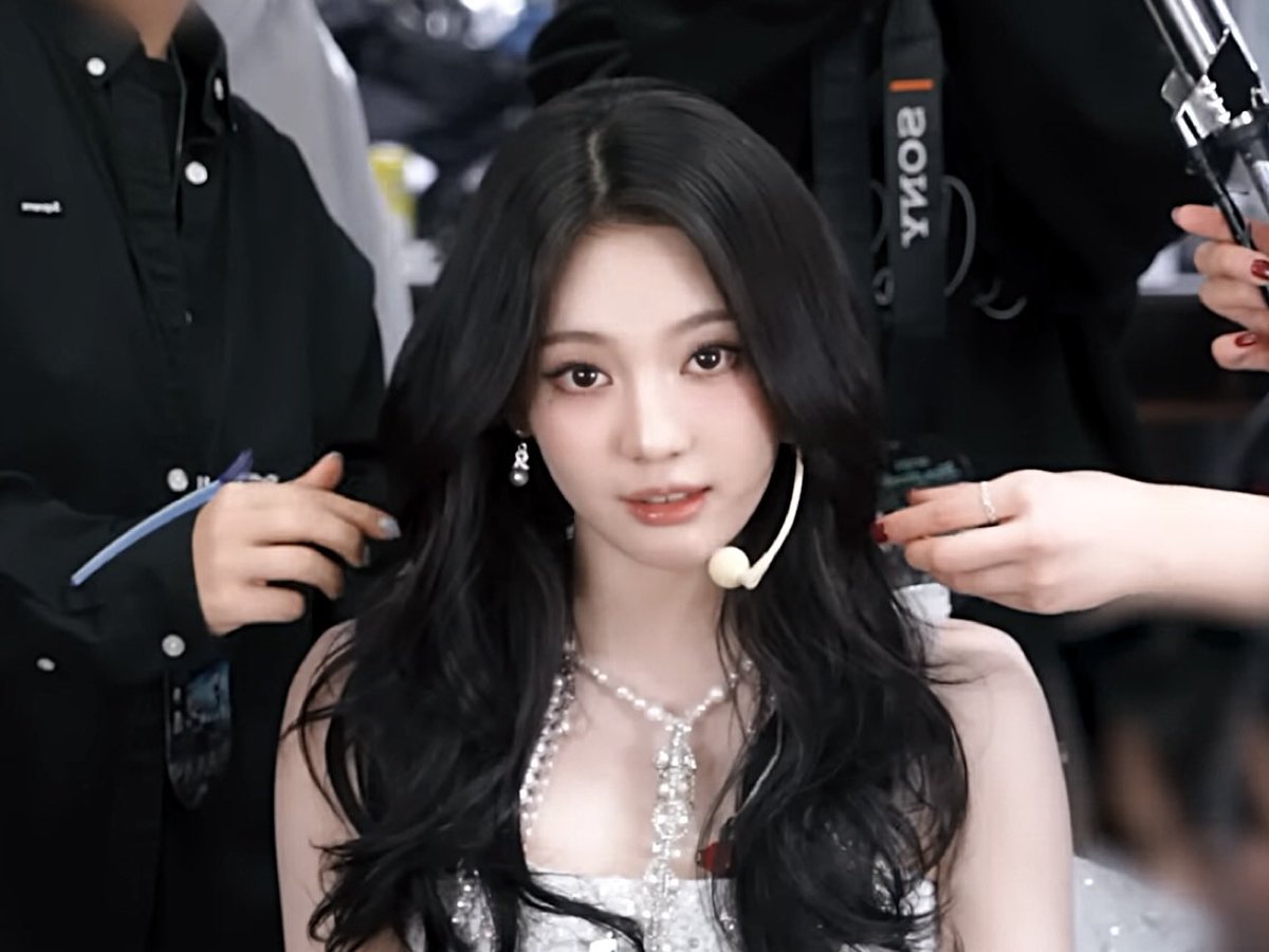 deredlips's tweet image. Get ready with me..