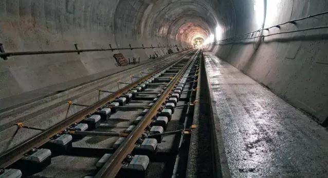 OrissaPOSTLive's tweet image. A major milestone in the Khurda Road–Bolangir new rail line project was achieved, with the successful breakthrough (day lighting) of the 4,185-metre-long tunnel T-4 between Adenigarh and Charichhak stations in Boudh district.
#NewRailLine #Boudh #Odisha