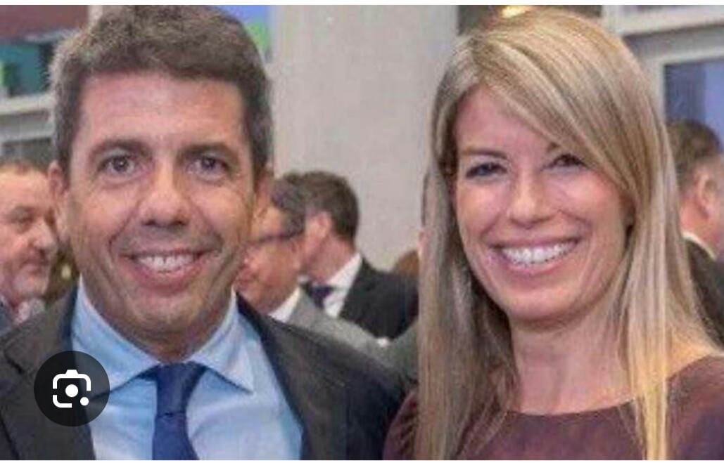 Lo de esa periodista que sabe lo que hizo #Mazon,  pero calla, es repugnante. 
De verdad nadie va a preguntarle?  
#mazondimissió #MazonMiserableDimision