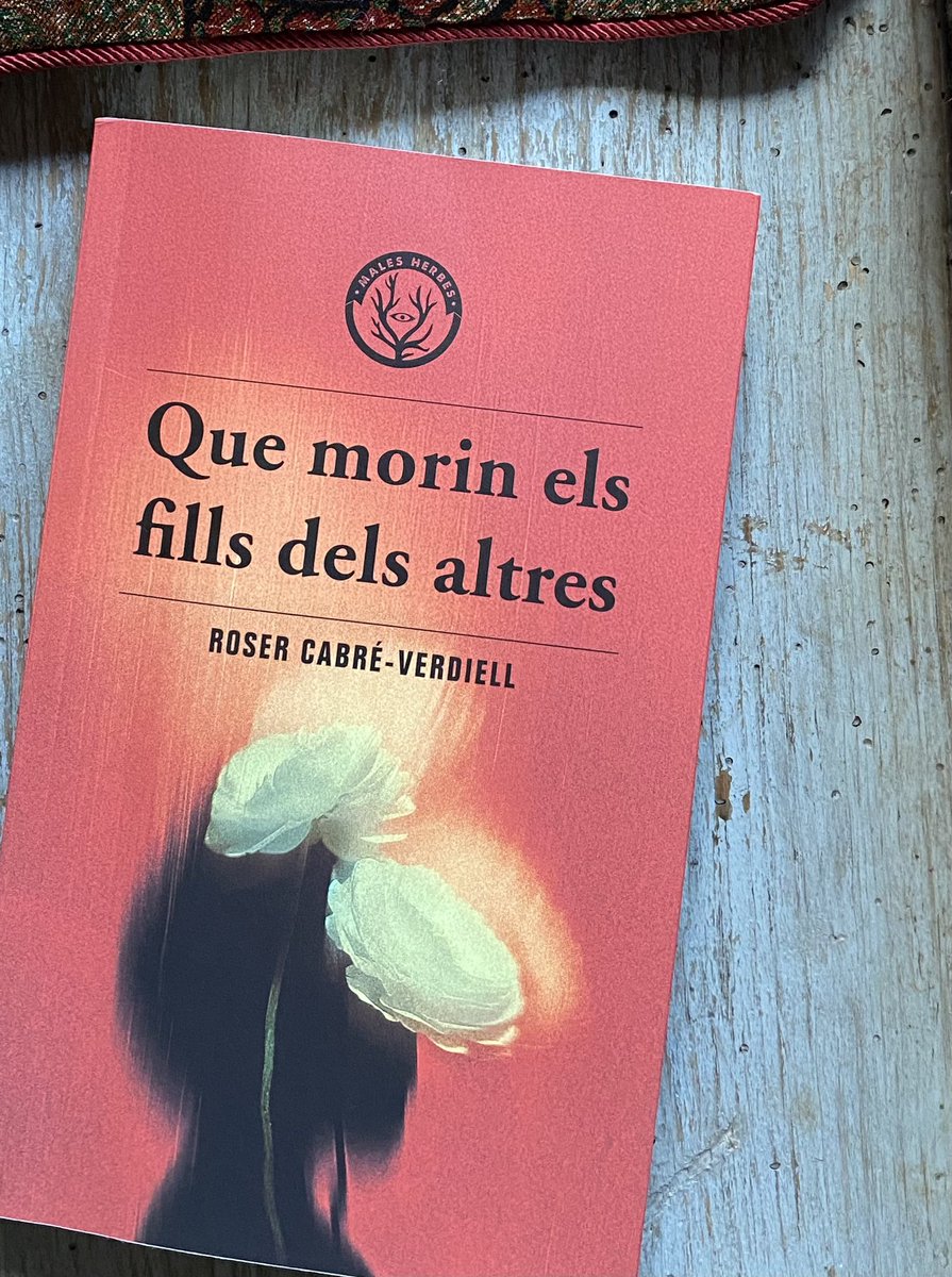 Cada senyora és una manotada de confirmació per a la bruixa. Que la gent és poruga. Que la humanitat sencera viu esfereïda. Caguetes, cagarina, cagó, sou fills de la por.

Aquest llibrot! Oh, aquest llibrot. <a href="/RoserCabre/">Roser Cabré-Verdiell</a> Visca el coratge! Avui! Correu! No espereu a Sant Jordi.