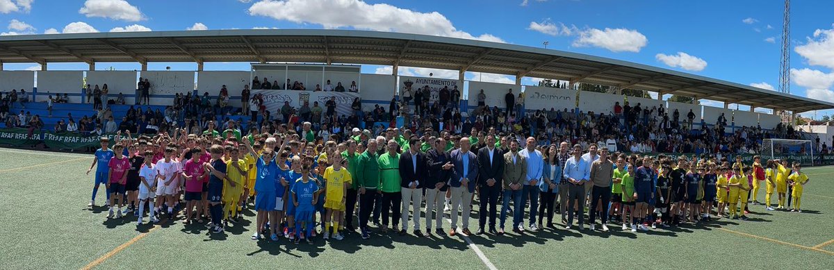 RFAFCadiz's tweet photo. 📸 FAMILIA
🏆La Copa Comarcal Rubysan @RFAF ha supuesto un récord y ha reafirmado algo importante:
⚽️ El #Fútbol, #Futsal y #FútbolPlaya gaditanos tienen presente y futuro
🏟️GRACIAS @ElaGuadalcacin, #RUBYSAN y equipo #RFAFCádiz por hacerlo posible.
#IdentidadGaditana https://t.co/6SN0xr6KW8