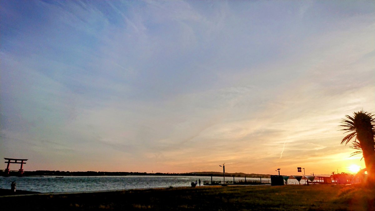 ko_u_dy_'s tweet image. #熟してるワカ
オススメの展望スポット

浜松市の舞阪町弁天島の砂浜から眺める朱い鳥居、沈みゆく夕日、静かに波打つ海。
ボーっと眺めていると心が洗われるようです。
#beatwave