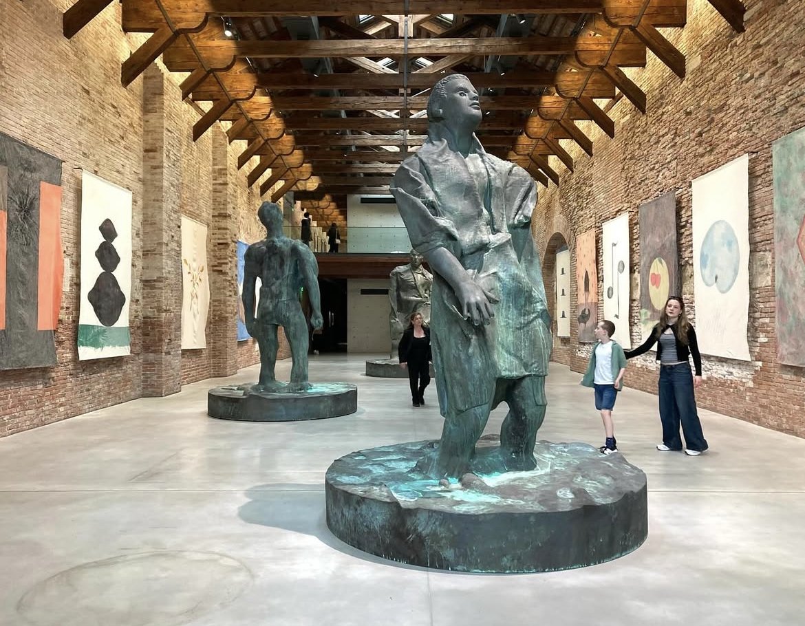 Passeggiata tra i giganti.
Le maestose opere di Thomas Schütte e voi… viste da voi!

Grazie a @matildecadenti per questo scatto su IG a #PuntadellaDogana tra le grandi sculture in bronzo e gli imponenti disegni a muro dell’artista tedesco.