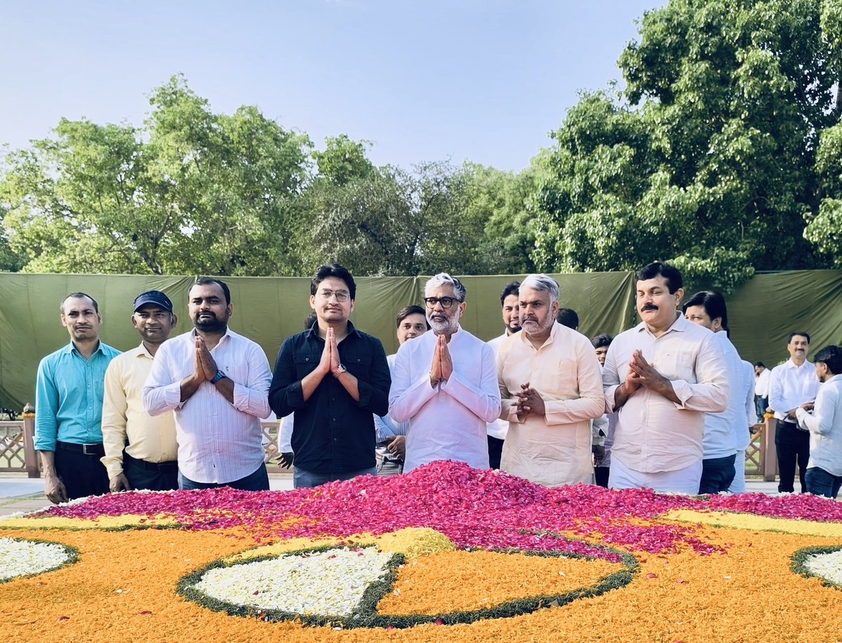 akashyaddav's tweet photo. संसदीय लोकतंत्र व राजनीति की गरिमा को आजीवन शृंगारित कर अपने तेवर से अलहदा प्रधानमंत्री रहे चंद्रशेखर जी की जयंती पर राजघाट स्थित समाधि स्थल पर उन्हें श्रद्धांजलि अर्पित की
@MPNeerajShekhar https://t.co/EfqYfwuYJt