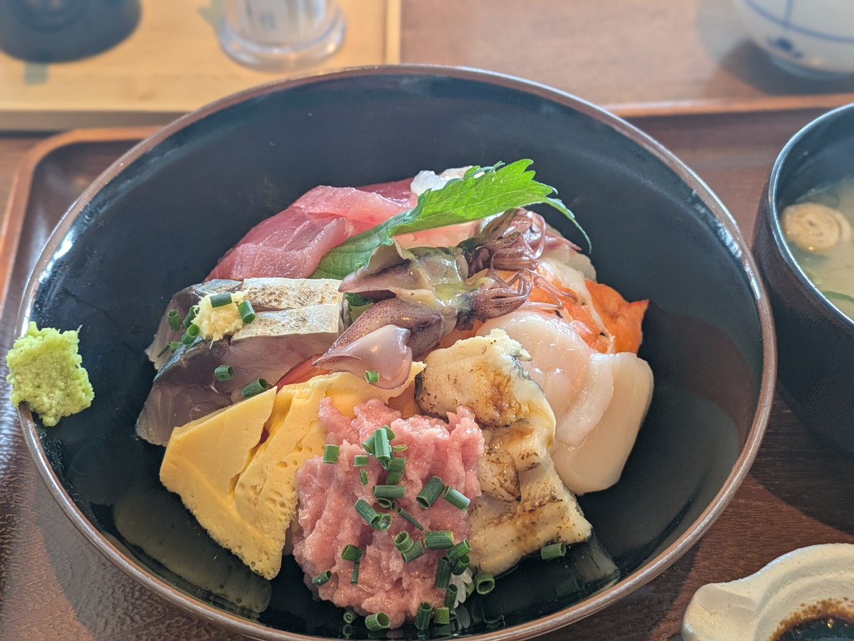 emadesuyo's tweet photo. @yume0657 市場の上の食堂で海鮮丼を食べて亀山八幡宮へおまいりして旧英国領事館に行ってピーターラビット展を見て帰りました。帰りは駅まで歩いてJR（笑） https://t.co/0o80L0ZaK0