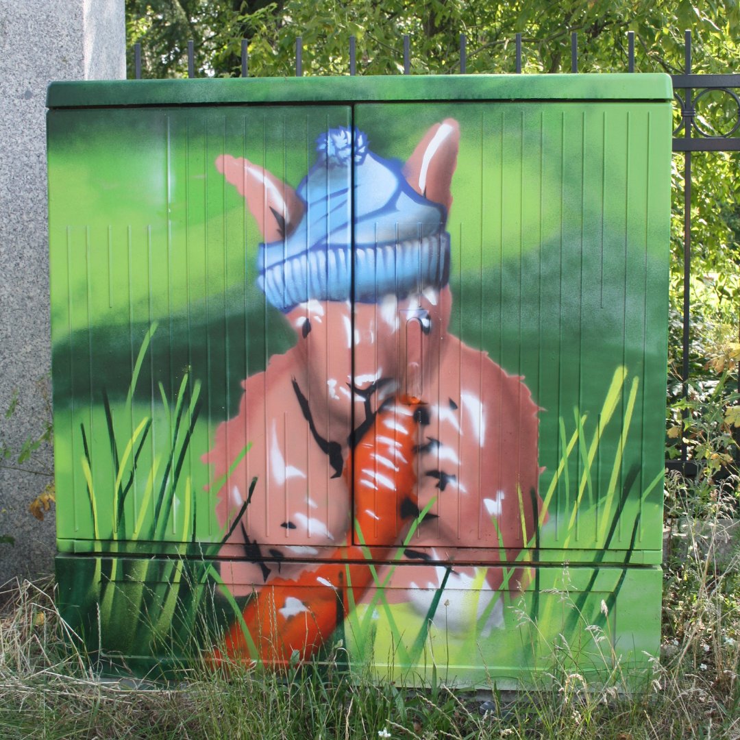 Ganz Berlin sucht #Ostereier – und wir suchen den #Osterhasen!
Auf einem unserer 8.000 bereits umgestylten Stromkästen ist er zu finden: unser Hase mit Mütze und Möhrchen. 🧢🥕 👉 Weißt du wo er sich versteckt hat?
Dann schreib’s uns!🐣 Frohe Ostern!