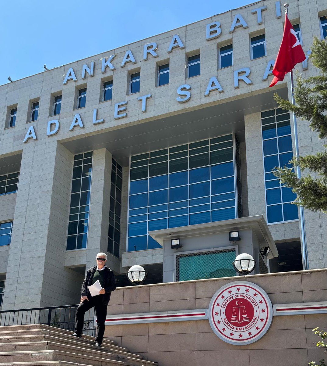 farukbildirici's tweet photo. AKP'ye üye yapılmamla ilgili suç duyurusunda bulundum ama ne zormuş!  Bir metni önce sağ elle OTURARAK, AYAKTA ve ÇÖMELEREK, sonra da aynı şekilde sol elle yazmamı istediler! 1 TCK maddesi, 0'dan-9'a sayılar, 15 imza yeri olan 6 sayfayı epey uğraşıp yazdım, şikayeti başardım!
Amaç benim el yazımla AKP'ye üyelik formundaki el yazısını karşılaştırmakmış. Fakat mesele o formu benim doldurmadığımı tespit etmek değil ki, kimin o forma yazdığını bulmak olmalıydı. 
Kaldı ki, sahte üye kaydımı sildiler ama AKP'den bir özür bile gelmedi. Sahte üyelik yöntemi sistematik olarak yapılmıyorsa açıklama yapmaları gerekmez mi? Boşuna mı o kadar şikayet ettim Genel Merkez'e?