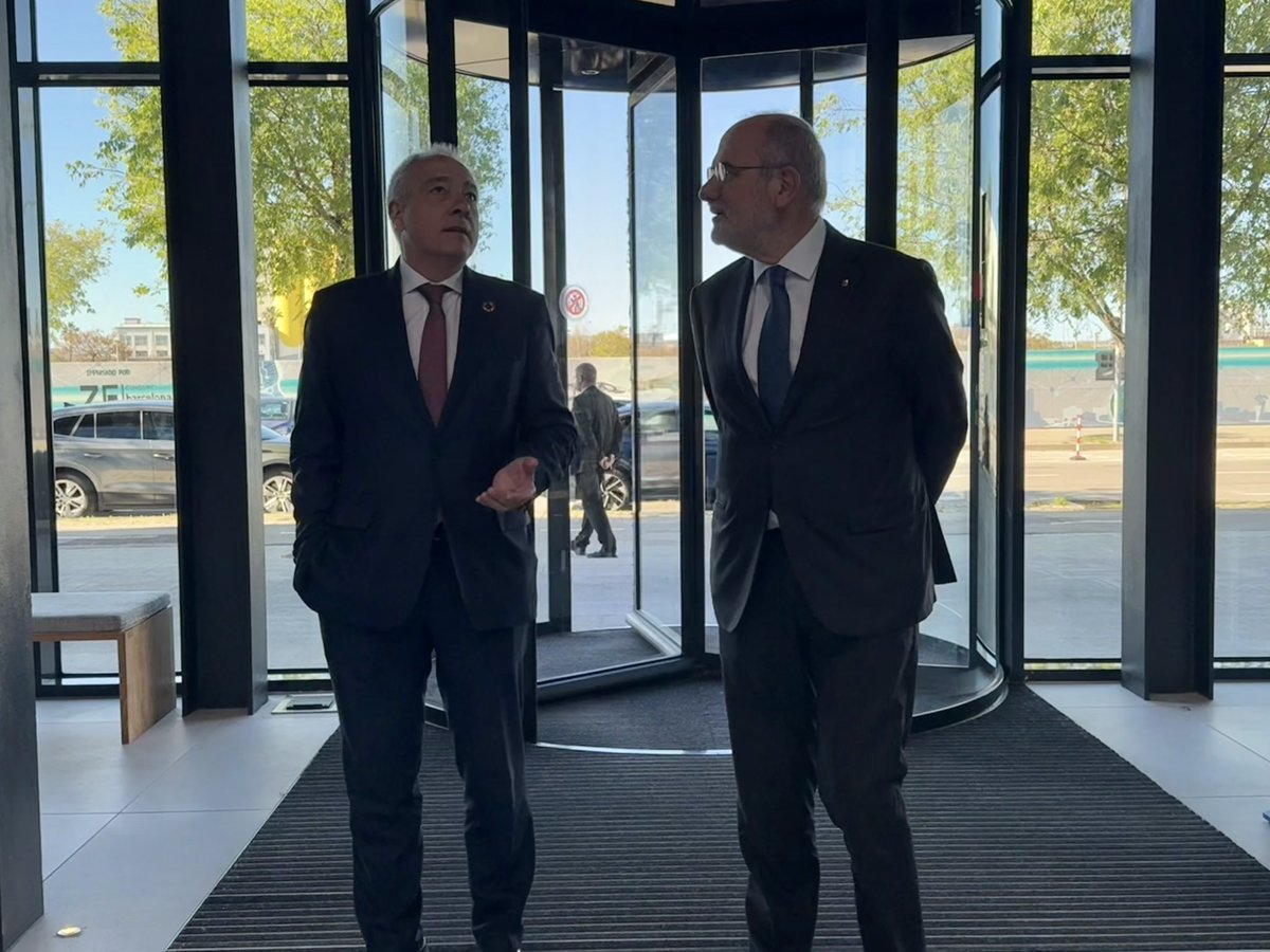 🙌Avui rebem al <a href="/DFactoryBCN/">DFactory Barcelona</a> la visita del Conseller d’Unió Europea i Acció Exterior (<a href="/exteriorscat/">Unió Europea i Acció Exterior</a>) de la <a href="/gencat/">Generalitat de Catalunya</a>, Jaume Duch (<a href="/jduch/">Jaume Duch</a>). El delegat especial de l’Estat del #CZFB, <a href="/pere_navarro/">Pere Navarro Morera</a>, l’acompanyarà en un recorregut per les instal·lacions del nostre ecosistema