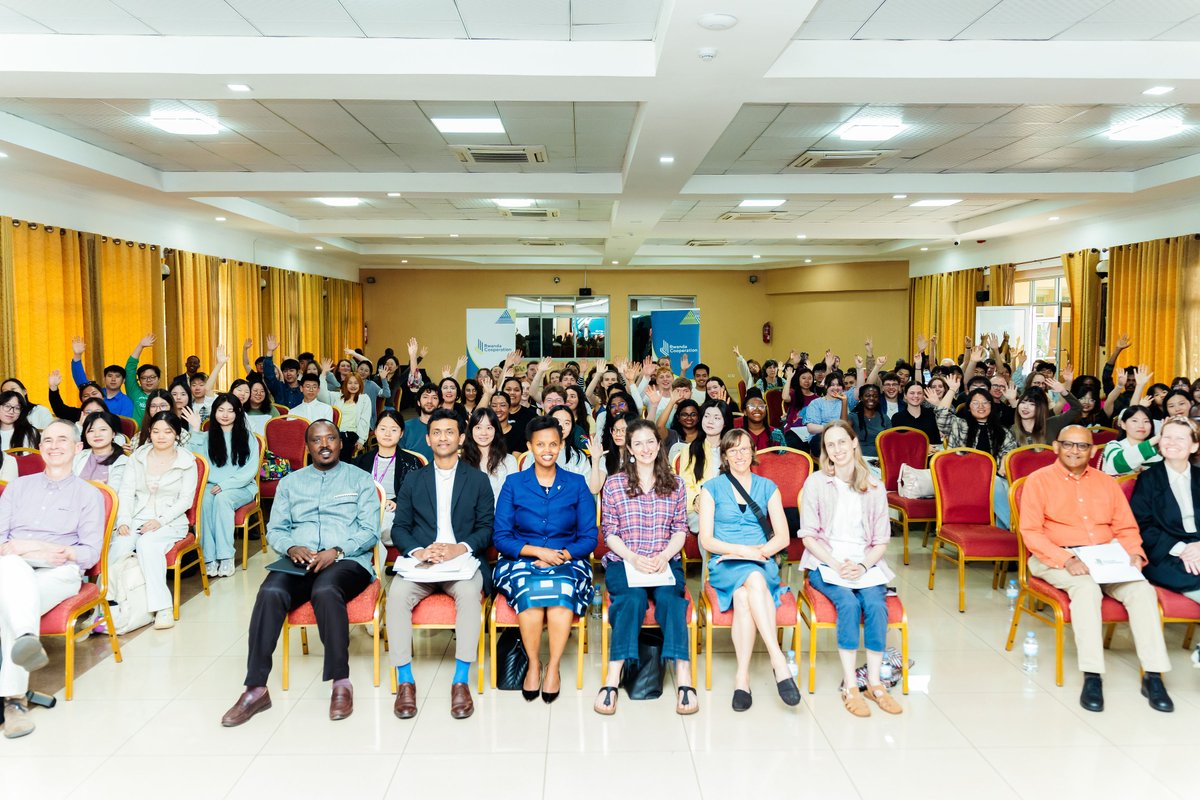 Cooperation_RW's tweet image. After 2 enriching weeks in Rwanda, 150+ @OfficialUoM delegates leave informed, inspired &amp;amp; ready to lead with empathy. From climate to governance, we listened, learned &amp;amp; connected. As RCI’s CEO said: “Africa deserves partners who listen, care &amp;amp; act.”
#KnowledgeExchange 
#SSTrC