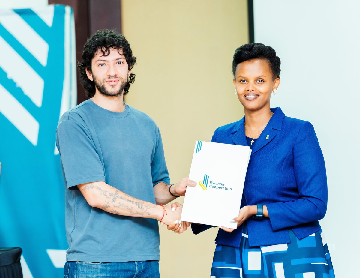 Cooperation_RW's tweet image. After 2 enriching weeks in Rwanda, 150+ @OfficialUoM delegates leave informed, inspired &amp;amp; ready to lead with empathy. From climate to governance, we listened, learned &amp;amp; connected. As RCI’s CEO said: “Africa deserves partners who listen, care &amp;amp; act.”
#KnowledgeExchange 
#SSTrC