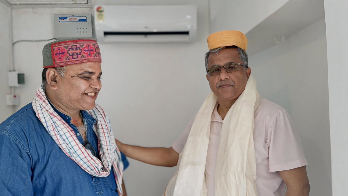 AmitJhaOfficial's tweet photo. आजु बिहार सरकार के उद्योग मंत्री श्री @mishranitish जी सऽ आवास पर भेंट करबाक सौभाग्य प्राप्त भेल। मैथिली गीत-संगीत आ कला पर विशेष बातचीत भेल। आहाँक बहुत आभार सर् 💐🙏🏻

#MithilaRegion @Deokant29 https://t.co/DELSepewX1