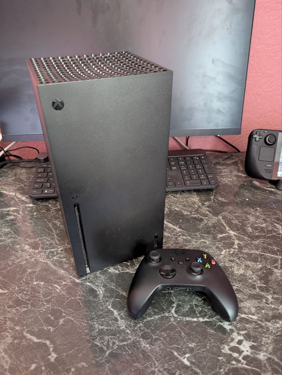 Тбилиси, продаю Xbox series x
 Хочу взять поменьше консоль series s. У меня и так нет 4К телика, поэтому подумал, что избыточно для меня это