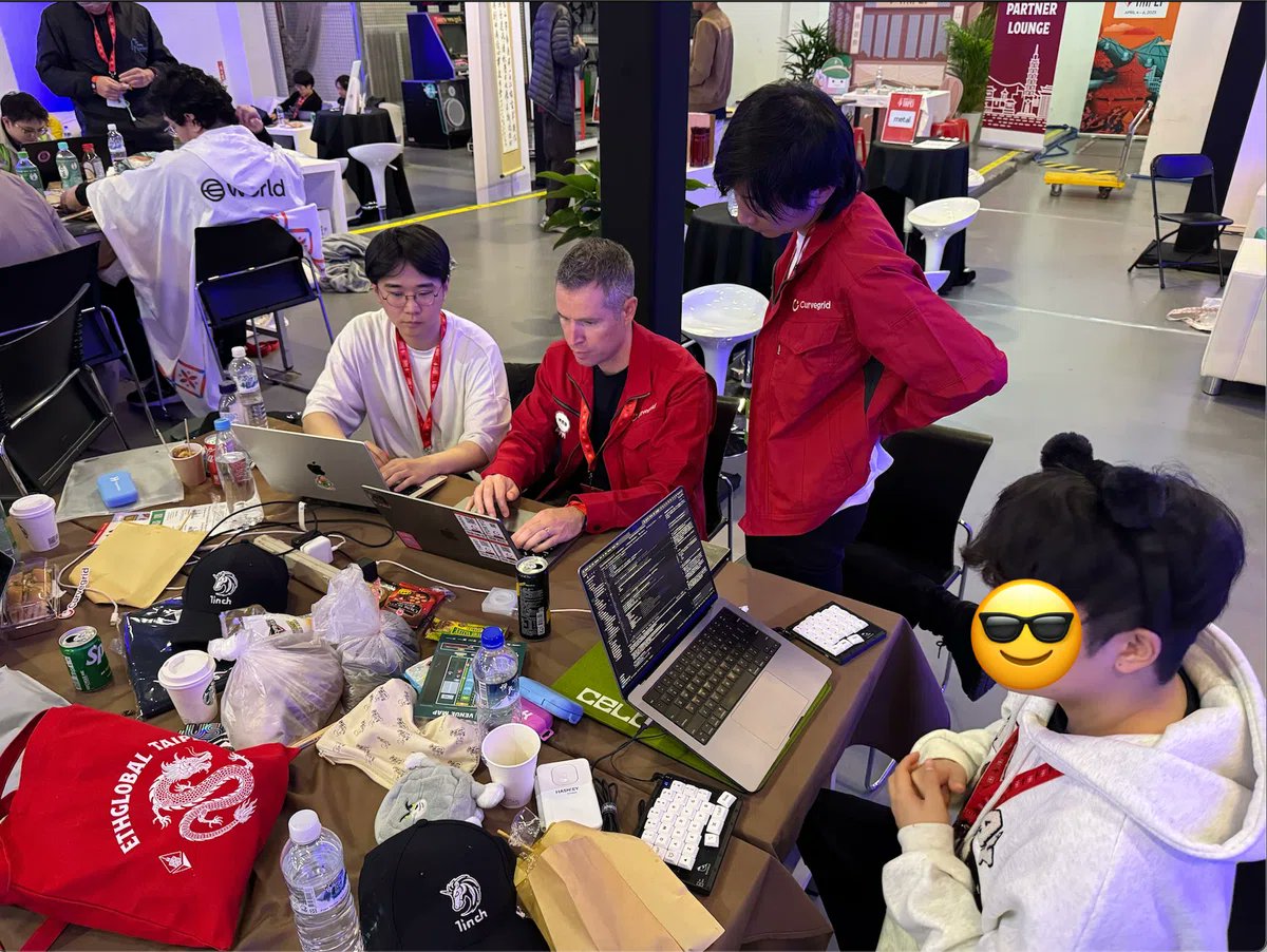 0x_natto's tweet photo. 🎉ハッカソンレポート🎉
Komlock lab - ETHGlobal Taipeiで２部門受賞！
72時間開発耐久レースの舞台裏

先日 ETHGlobal Taipei に参加してきたので、その振り返り記事です！ETHGlobalは、世界中からWeb3の最先端プレイヤーが集まり、72時間でイノベーションを生むハッカソンです。

今回は530人の開発者が参加し、226個のプロジェクトが提出され大盛り上がりのイベントになりました。

結果、、、２部門同時受賞でした👏👏👏
Circle(USDC)社と Curvegrid社が担当する部門での受賞です。

👀重要なお知らせ👀
有難いことに、今回ハッカソンで技術力やチーム開発のスキルが評価されて、Web3業界で著名且つ今回のスポンサーでもあったCurvegrid社と戦略的パートナーシップを締結することになりました🎉🎉🎉

https://t.co/f7Lzi5KmuN

これからは、Curvegrid社のチームと一丸となってブロックチェーン関係のプロジェクトの開発を促進していきます。

【Komlockのこれからの展望】
✨Curvegird社やパートナー会社とのとのシナジーを最大化した取り組み
✨ステーブルコイン、RWA、AI Agentに注力した技術戦略
✨最新技術や海外ハッカソンへの継続チャレンジ

業界の最先端技術を積極的に学習＆検証しながら、次回のETHGlobalや各種ハッカソンにも参戦していく予定です。

【ハッカソン振り返り】
グ��ーバルで認められるレベルのプロダクトを、スピード感をもって作り上げたい！数年積み上げてきたブロックチェーン開発の知見がどこまで通用するか知りたい！そんな気持ちからETHGlobalへの参加を決めました。

ETHGlobal 3日目の様子。是非動画を再生してください。ワクワク感がすごいです。
https://t.co/OS9P6kUSP9

【ハッカソン初日：Curvegrid Payroll誕生への道】
夜21時スタートの洗礼
ETHGlobalのハッカソンは、なんと 21時スタート。初日の会場はスポンサー企業がズラリと並び、無料Tシャツやステッカーをかき集める“深夜の夏祭り”状態でした。その熱気に後押しされつつ、僕たちは事前に練っていたアイデアをさらにブラッシュアップ。

「Chain AでUSDCをBurn、Chain BでMintしつつAaveに自動で預けたら、給料が増える（利子が付く）…って凄くないですか！？���てるだけでお金増えてる？？」と深夜テンションが最高潮に。

「給与を受け取った瞬間に勝手に運用が始まっている」という体験を提供するには、CCTPが提供するHooksを使い、受信チェーン側のコントラクトで一気にDepositまで行う仕組みが鍵となりました。

DeFiに触ったことがない人でも、何もしなくても利子が付いてくる世界――これこそ実現したかったUXです。

【2〜3日目：プロダクト提出からの表彰式】
深夜24時の仕様変更で限界突破する
ハッカソン最終日は、午前9時が提出期限。
しかし、0時に スポンサーチームから「大金を取り扱うのでヒューマンエラー対策は万全にしないと危険」といった鋭いご指摘をいただきました。

確かに数百万円単位でのトークンをスプレッドシートで扱うのは勇気が入ります。操作を少し間違えるとGOXする���険性や不正アクセスのリスクもあります。

結果、���ルチシグ対応機能追加が決まりました。

全員が「無理無理」と叫びながらも、ハッカソン脳になっているため「でもやるでしょ！」と結局実装開始。
栄養ドリンクとお菓子だけで乗り切るという糖分駆動開発で乗り切りました。

午前1時の様子。Curvegrid CEO Jeff氏がマルチシグの実装方針について一緒に検討して頂いています。ウーバーで頼んだ台湾料理でテーブルが混雑しています。

【提出完了、そして結果発表】
なんとか朝8時過ぎに形にして提出。そのまま崩れ落ちるように仮眠をとり、プレゼンへ。クタクタになりながらも結果が気になるので表彰式に参加。。。
結果、「Circle賞」と「Curvegrid賞」の2つを受賞しました。（ありがとうございます！！）

🤖受賞作「Curvegrid Payroll」紹介🤖
ETHGlobalプロダクト紹介ページ
https://t.co/lv6zGwEViW

DEMO動画
https://t.co/TyCr6TAH2a

Curvegrid Payrollを利用するメリット
✨国際送金の手数料＆遅���問題をUSDCで一気に解決
✨Spreadsheetだけで完結するのでノンテク人材でも運用可能
✨マルチチェーン対応：社員が好きなチェーン・トークンで受け取れる
✨高APRのDeFi運用が自動化され、銀行利率0%から解放

【ハッカソンを終えて：学びと今後の展開】
✅扱える技術スタックが３つ増えた
Curvegrid MultiBaas, Google App Script, Circle CCTP v2
この３つを自由に導入することが可能になりました。どれも強力なツールなので、これからの開発に間違いなく役立つと思います。

✅国内外の技術者や企業の方との関係が一気に広がった
Curvegridのエンジニアや、Circle チームとのコミュニケーションは重要でした。他国からの参加者と情報交換する中で学びも多かったです。
日本発のエンジニアチームもいくつか参加しており、交流することができて本当によかったで���。どこかでまた一緒に面白い挑戦ができたらいいなと思っています。

最後に
今後も、ステーブルコインやDeFiの可能性を拡張するプロダクト開発に挑戦していきますので、どうぞご期待ください。ご興味のある方は、ぜひお気軽にご連絡ください！

Komlock lab エンジニア募集中
Web3の未来を共創していきたいメンバーを募集しています！！
https://t.co/iHp7AN2GKp

チームメンバー：
@foxytanuki @takupesoo @0x_natto 

Special Thanks：
@ETHGlobal @curvegridinc @komlocklab
