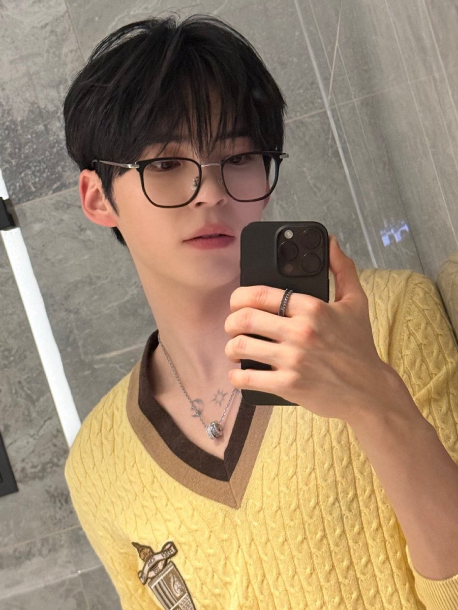 hanbaobin's tweet photo. i 💛 hot nerd https://t.co/z4qqfj4k9q