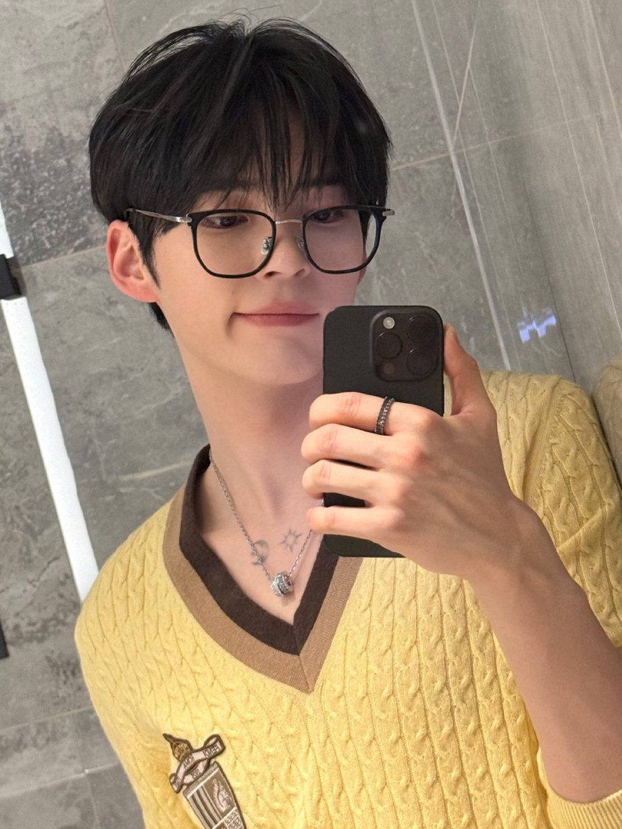 hanbaobin's tweet photo. i 💛 hot nerd https://t.co/z4qqfj4k9q