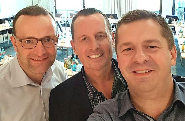 komiska's tweet photo. @NurderK @jensspahn Och ,da gibt es Bilder ... jede Menge.

Mit LGBTQ Rechtsextremen , die wohl vergessen haben, warum es CSD gibt und wo sie vor 85 Jahren liegen würden.
Was passiert da im Hirn, wenn man homosexuell und rechts ist? 
 Oder weht einfach zu viel Luft dadurch? https://t.co/EOGJRqvtAv