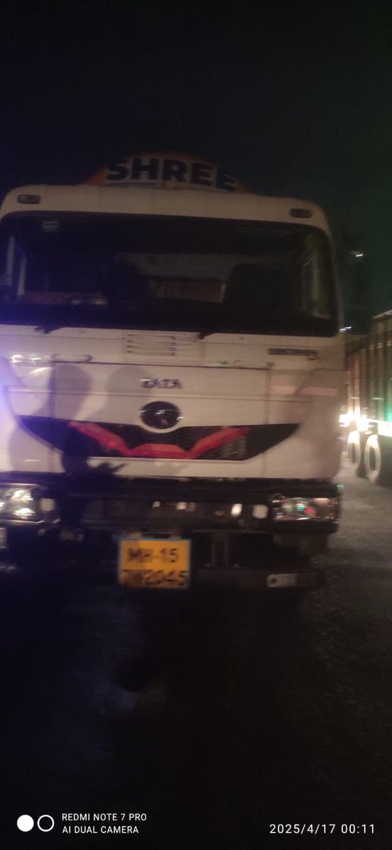 manojbadgeriTOI's tweet image. Thane: Traffic movement between Thane &amp;amp; Fountain hotel on #Ghodbunder road affected since early morning after truck loaded with 50T ash developed snag while climbing #Gaimukh ghat; police removed affected vehicle from carriageway using 2 cranes; traffic likely to be restored soon
