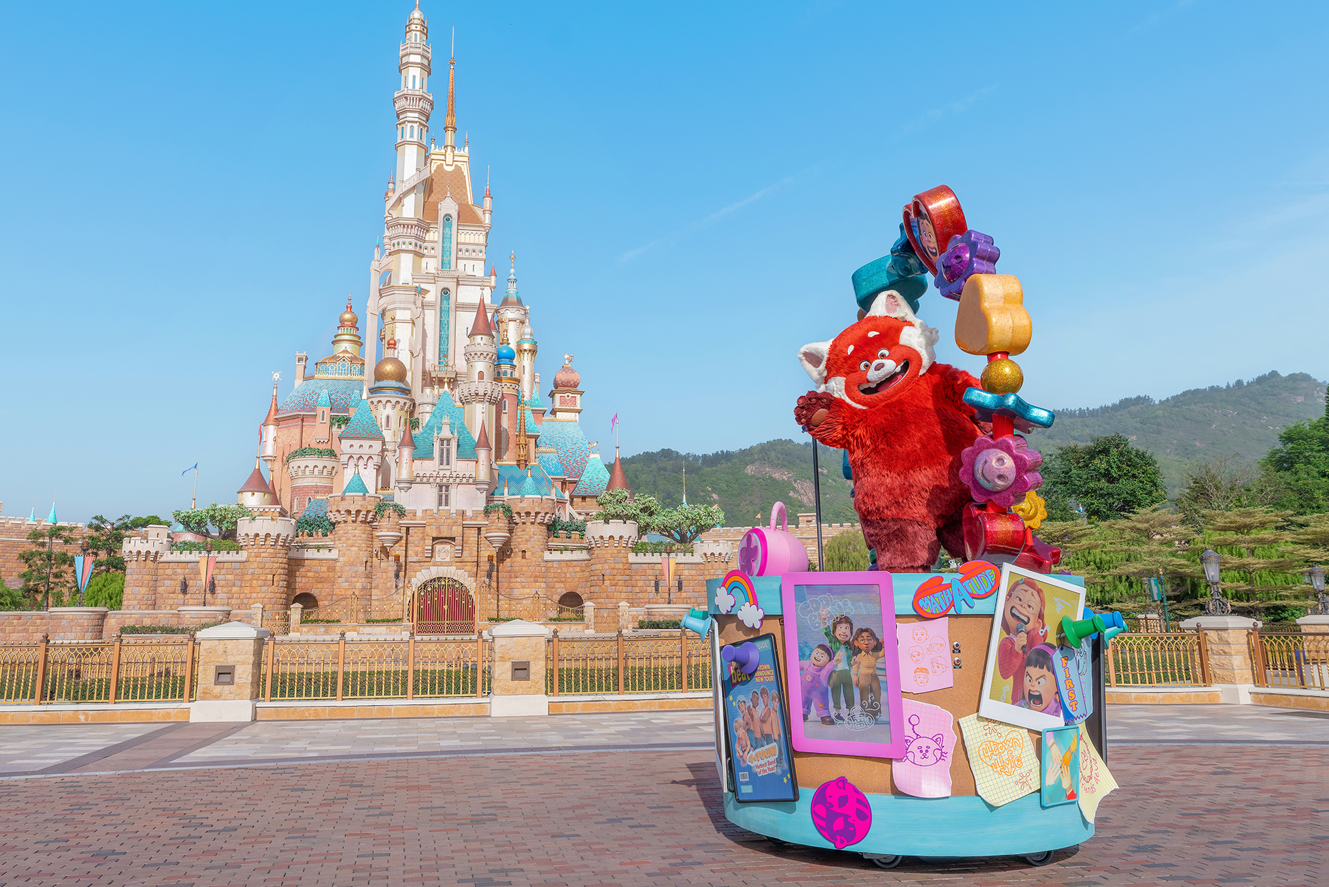 香港ディズニーランド20周年パレード　私ときどきレッサーパンダ　ピンとフィギュア HKDL】香港ディズニーランド史上最大のパレード「Friendtastic