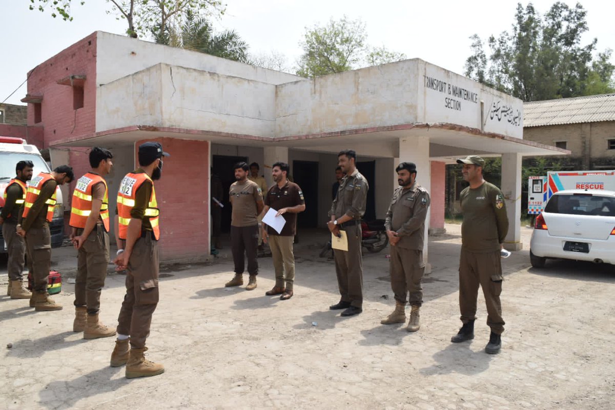 1122Dikhan's tweet photo. Rescue 1122 Dera Ismail Khan | Jeep Rally 2025
On Day 1 of the Dera Jat Off-Road Jeep Rally, Rescue 1122 teams were deployed as per plan under DEO Engr. Fasihullah’s supervision. He briefed and motivated teams for a swift emergency response. Safety remains our top priority! https://t.co/uTUjuagJt2