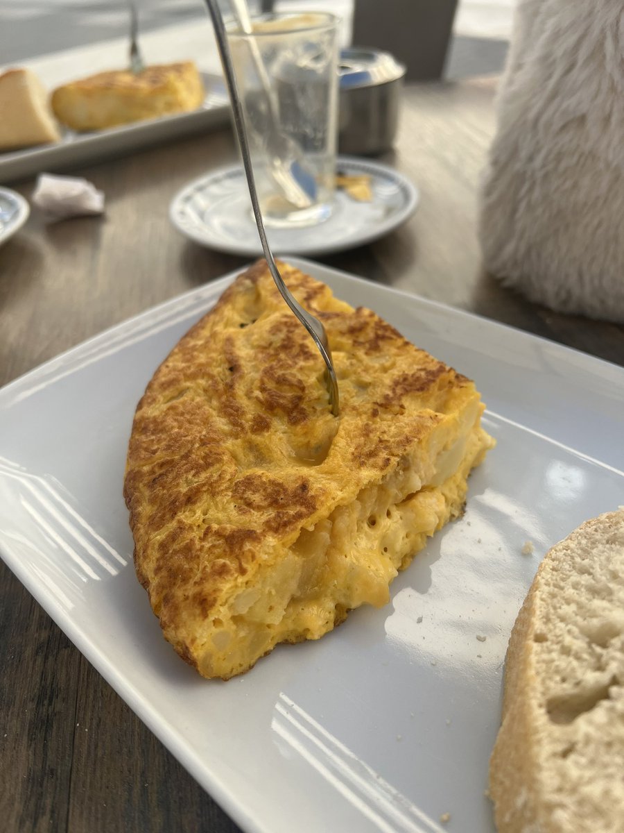 134_689's tweet photo. Feliz jueves santo grupo, hoy he ido a desayunar al bar Duarte en San fernando de henares en Madrid
Me he pedido un pincho acompañado de café aunque perfectamente me lo hubiese enchufado con una birra pero hoy se curra
Precio 3€ nada mal
Consistencia media
Deliciosa un 9 https://t.co/ZvKD6YvmdN