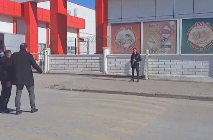 Holdingcilik hırsızlıklıktır, alçaklıktır!

Karaman OSB’de Tayyar Yatırım’a ait Modern Çikolata Fabrikası’nda çalışan 860 işçi, 70 gündür maaşlarını alamıyor. Bir işçi borçlarından dolayı intihar girişiminde bulundu.

Fabrika üretime devam ediyor, patronlar milyonluk arabalarına