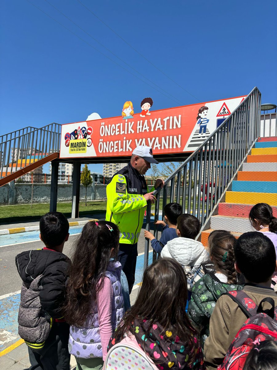 Ögrencilerimiz,MARDİN Büyüksehir Belediyesi Çocuk Trafik Eğitim Park'ını ziyaret ettiler.Yapılan eğitimler,etkinlerden keyif aldılar.Cok yararlı oldu.Tesekkür ederiz.