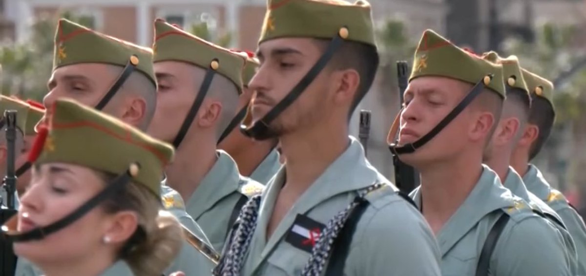 El sol y la emoción reciben, en Málaga, a la Legión que desembarca, en estos momentos, en el puerto de la ciudad.