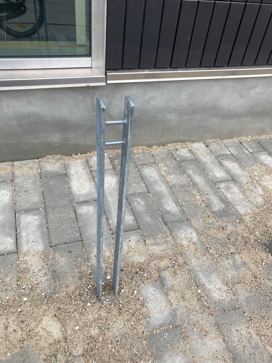 New bicycle racks for the increasing fleet of more expensive bikes such as e bikes, cargo bikes etc. Learn more about the bicycle planning dos and don’ts in Copenhagen with 21stCenturyCity.dk 21stcenturycity.dk