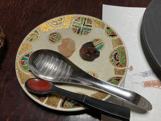 岩塩の味比べをしている
つまり取材だな 