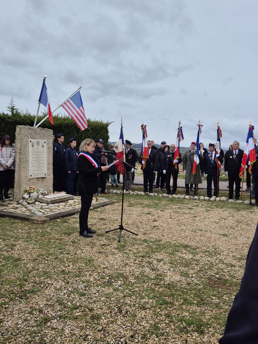 FranceLorho's tweet photo. J'étais représentée hier à la cérémonie d'hommage aux cinq pilotes américains de l'US Air Force abattus au-dessus du plan de Dieu à l'été 1944.
Rendons hommage à leur courage et à leur sacrifice.
#PlandeDieu #USAirForce #hommage https://t.co/AxFdLPAvDP