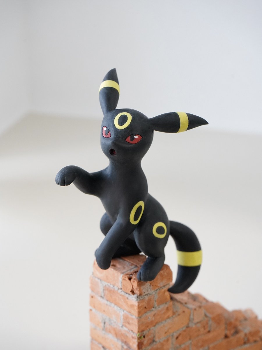 maggyosatou's tweet photo. 色付き粘土でブラッキーを作りました。
「月」をテーマにシルエットや全体の構図にこだわりました🌙
台座はレンガと粘土を使って制作。
全て塗装なし、100均粘土をメインに使い制作しています。 https://t.co/WAiWq9O6gD